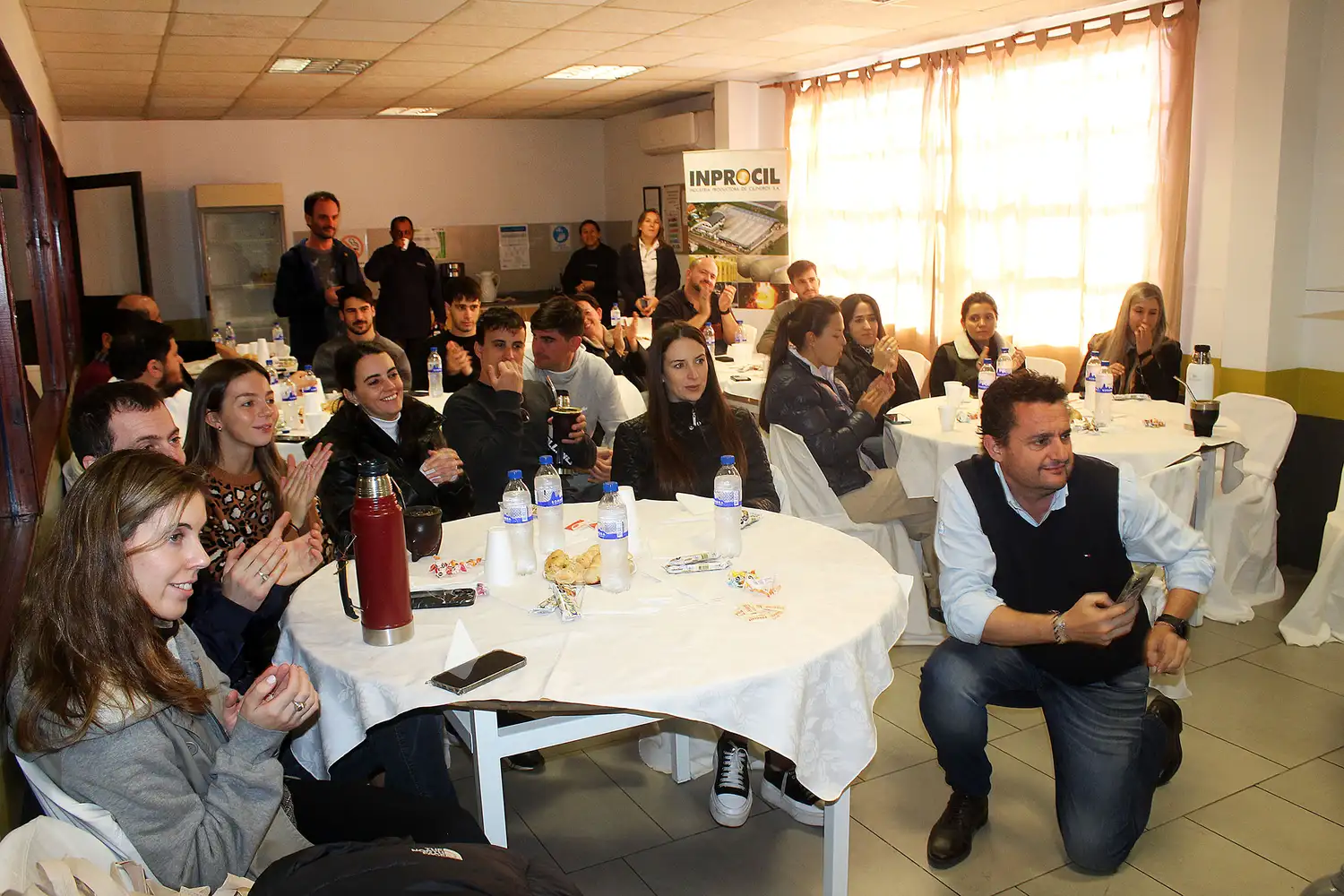Grupo de jóvenes empresarios que visitó Inprocil.