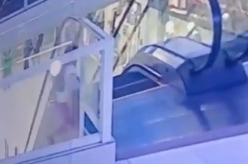 Una nena cayó desde una escalera mecánica