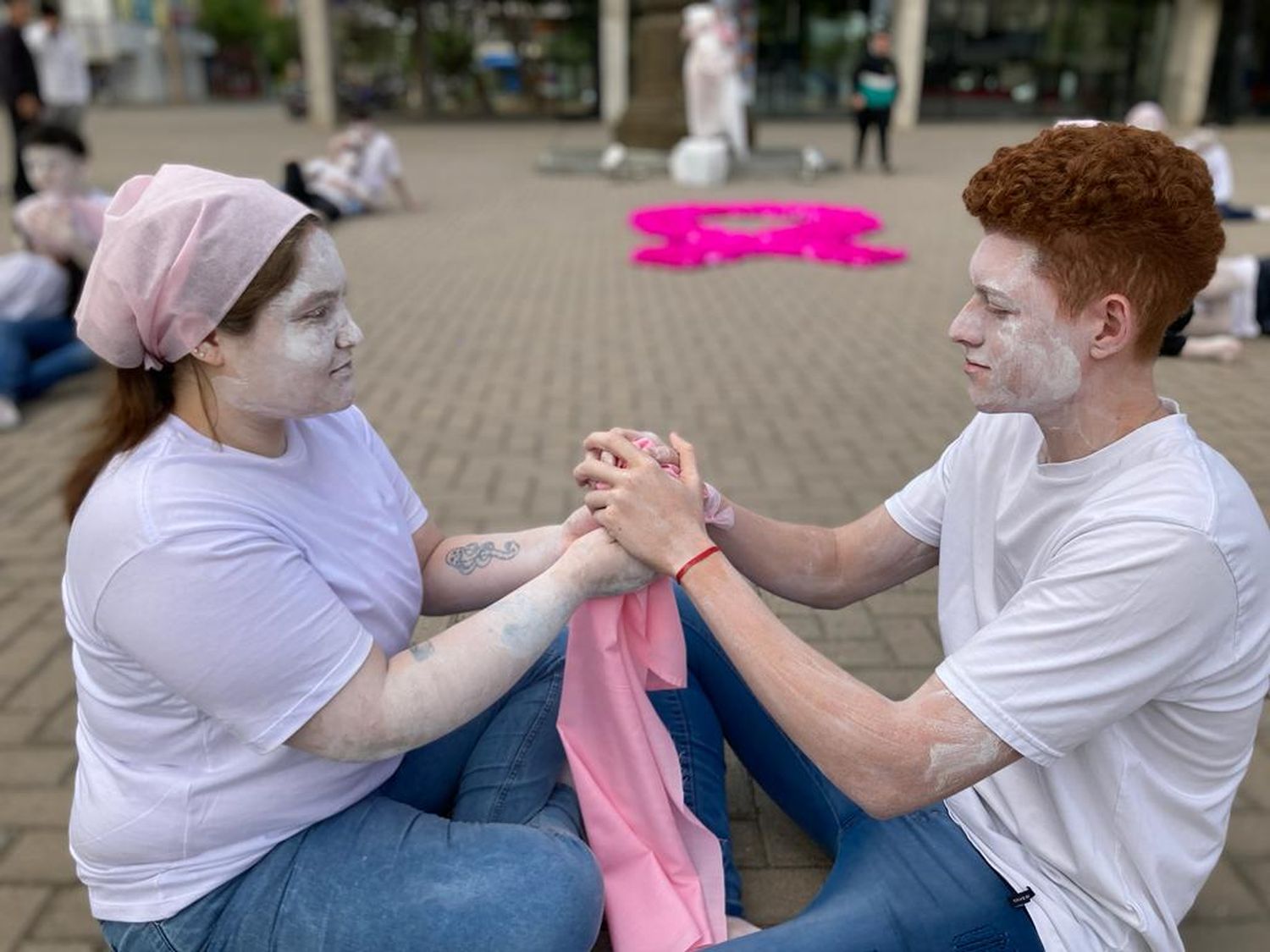 Estudiantes del Ipet 50, como estatuas vivientes para concientizar sobre el cáncer de mama