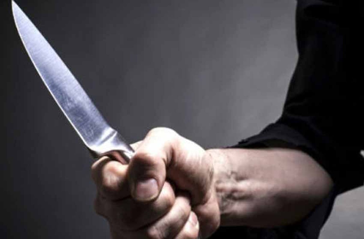 Se encerró en su casa rodeado de cuchillos y amenazó con quitarse la vida frente a su pareja