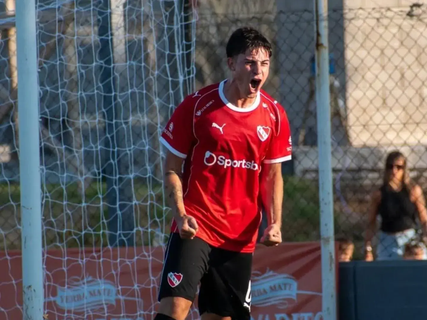 Nicolás Garrido tiene 20 años y no competirá en su club hasta que se resuelva su situación. Foto: IG/@ccoalinstante)