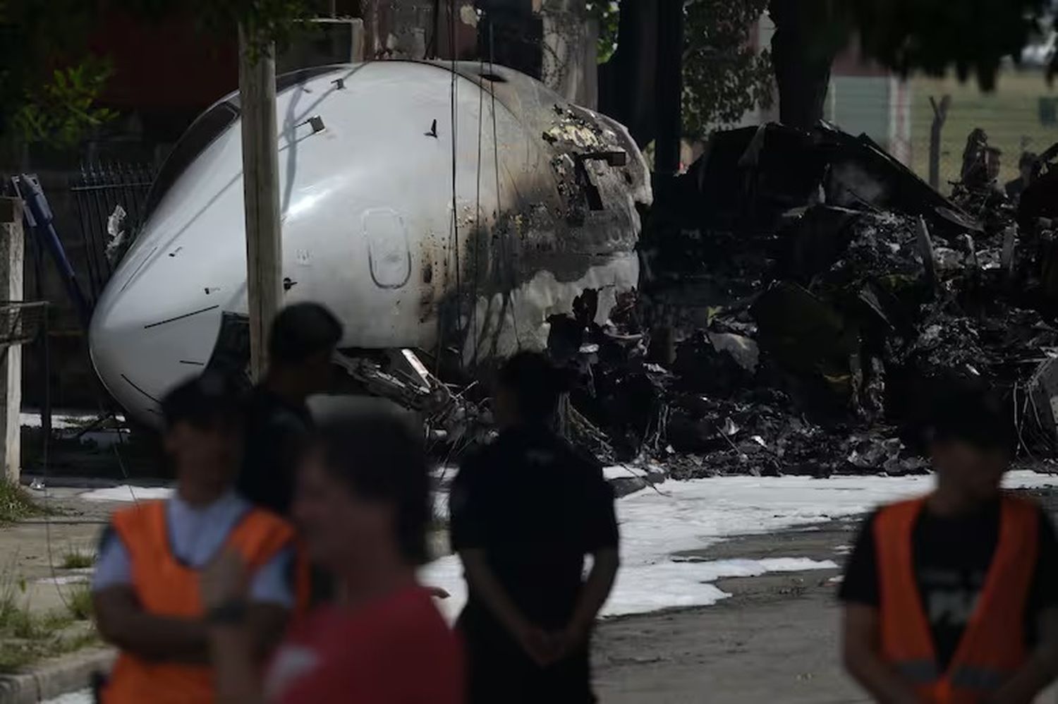 La cabina fue la única parte del avión que quedó prácticamente intacta. FOTO: La Nación.