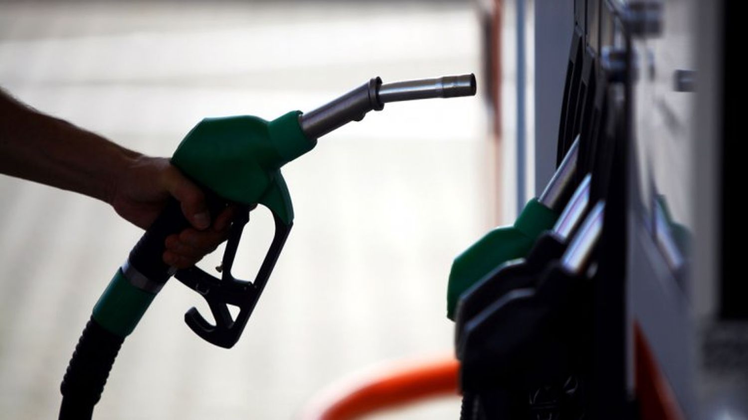 Otra vez aumentan los combustibles: El Gobierno autorizó la quinta suba en 6 meses
