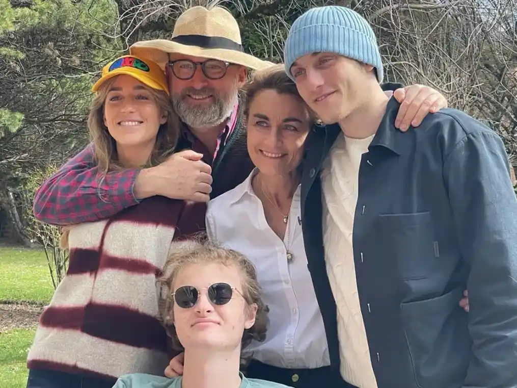 El príncipe Federico de Luxemburgo con su familia.