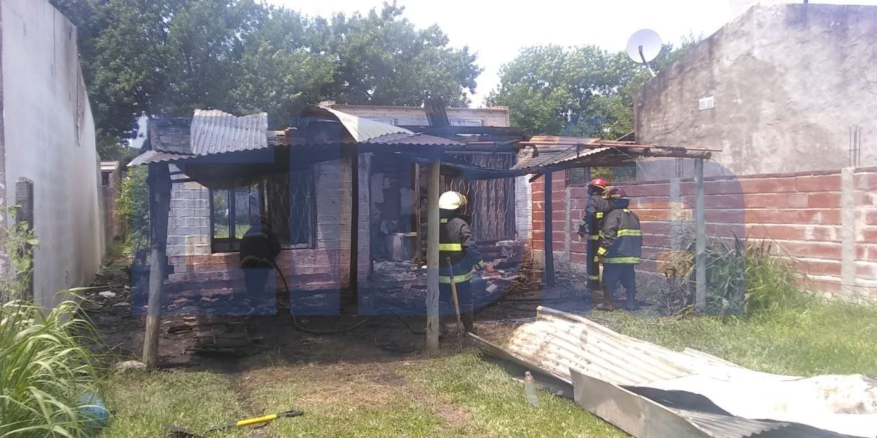 Se prendió fuego una casa en Urquiza al Oeste: la destrucción fue total