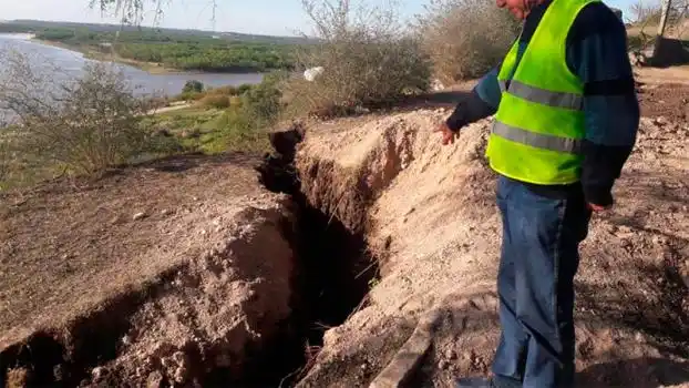 Diamante: evacuan un barrio por desmoronamiento de la barranca