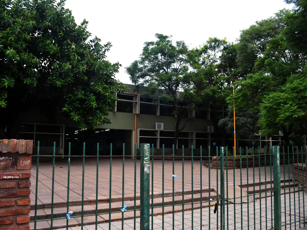 Detienen a dos jóvenes que ingresaron al Colegio San Martín, aparentemente, con intenciones de robo 