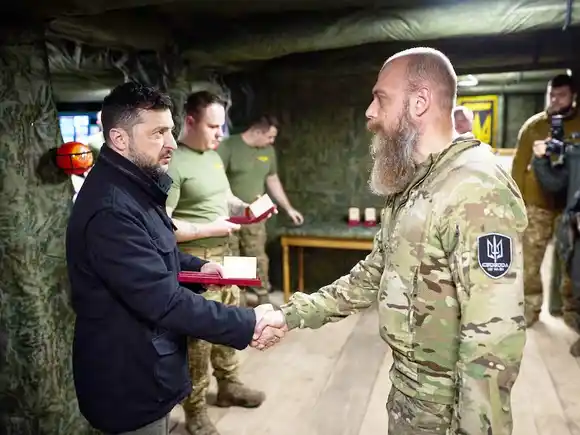 Zelensky visitó las tropas cerca de Pokrovsk mientras Rusia estrecha el cerco sobre la ciudad clave