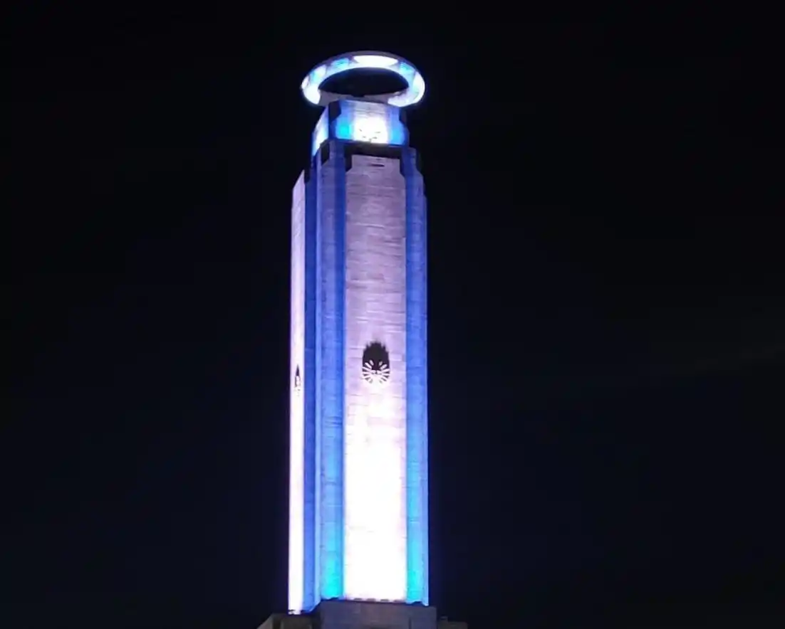 El Monumento Nacional a la Bandera en Rosario se iluminó con los colores celeste y blanco la noche del martes, acompañado por una aureola en lo alto de la torre