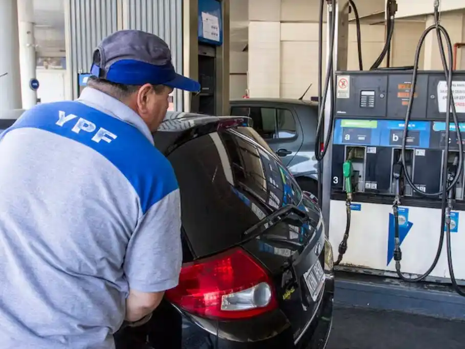 La política de YPF intenta apunta a evitar que la volatilidad global tenga un impacto directo en la economía doméstica.