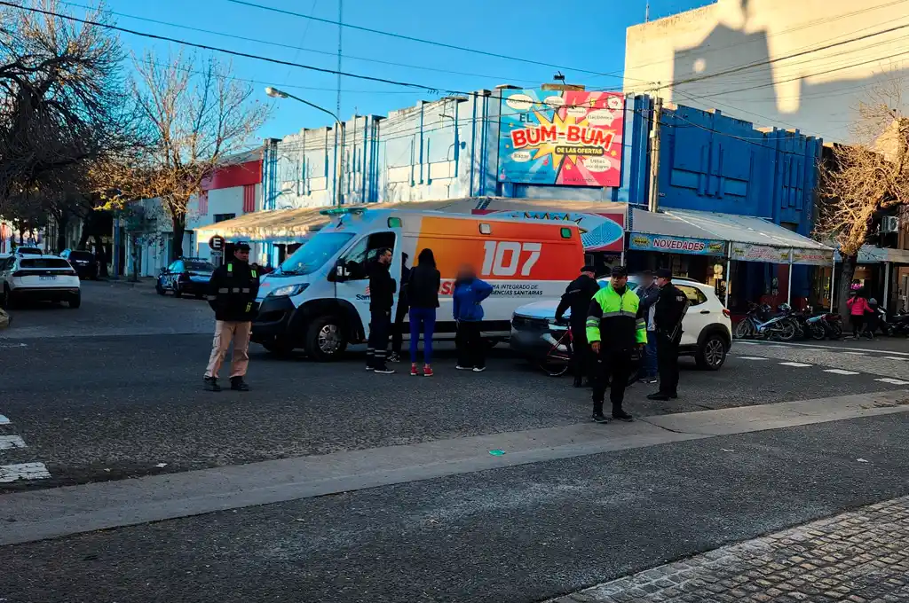 Accidente en pleno centro de Rafaela: una ciclista tuvo que ser atendida por el SIES 107