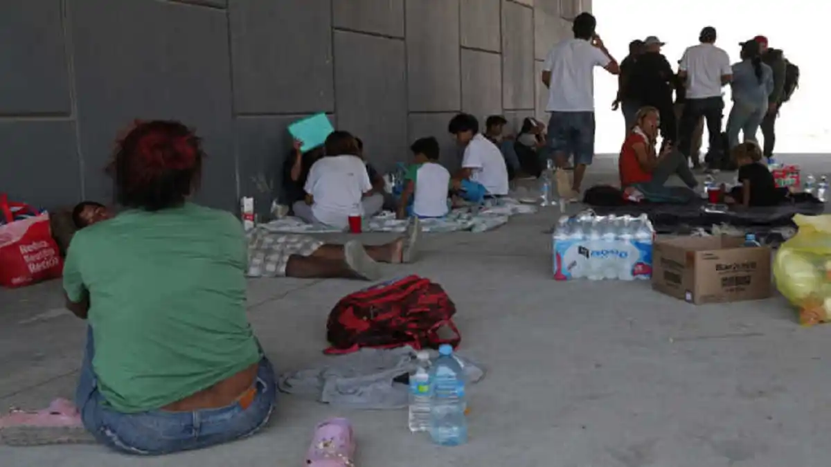 LA OLA DE CALOR NO PERDONA: migrantes se refugian debajo de un puente en la frontera con EE.UU.