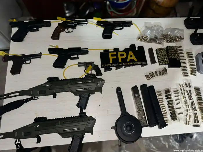 La FPA desarticuló una organización narco que usaba drones para ingresar drogas a la cárcel de Bouwer. Hay diez detenidos y secuestraron seis drones y más de $240 millones en bienes. - 2