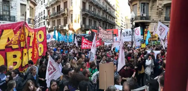 Los maestros paran en todo el país