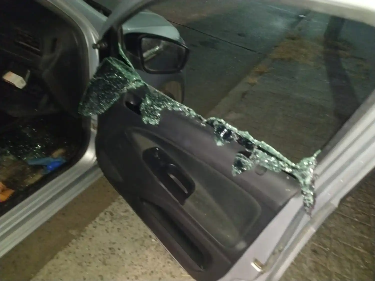 rompieron el vidrio de un aauto y lo robaron en balcarce y ituizangó