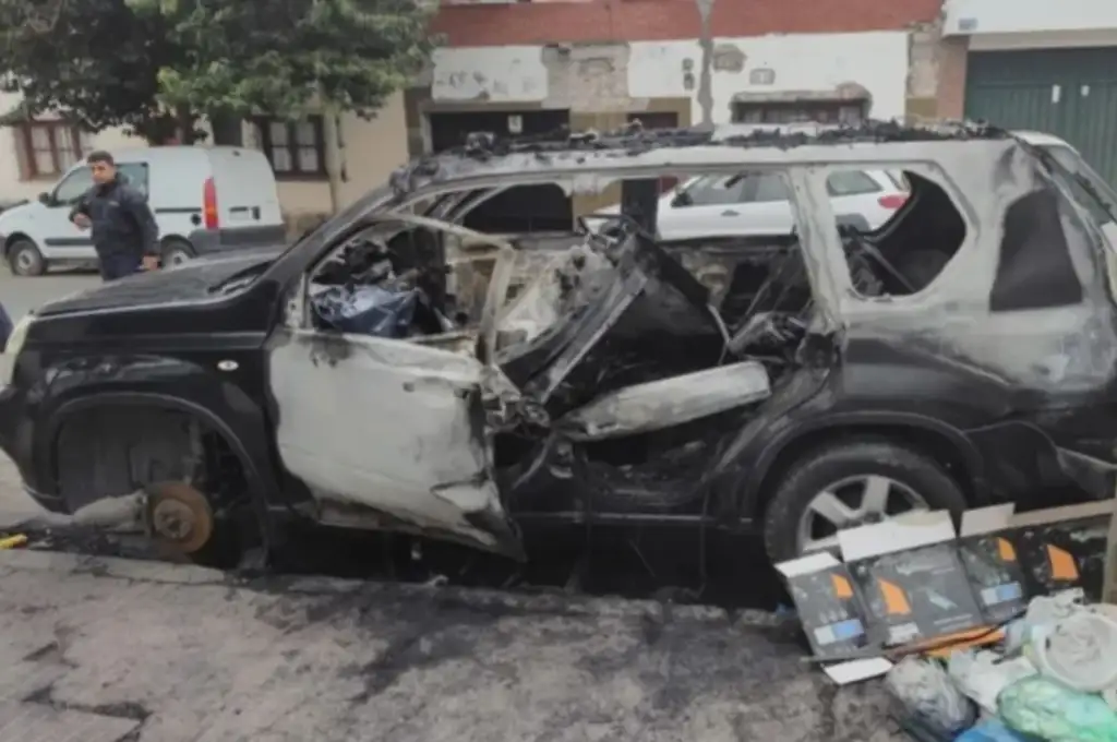 La camioneta, que pertenecía a un cliente del mecánico, sufrió graves daños a causa del fuego.
