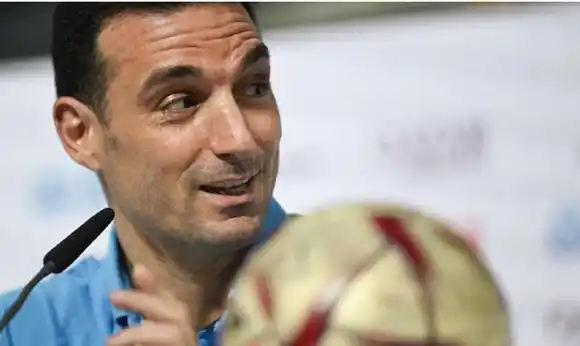 Scaloni pidió en un homenaje que no le pregunten sobre la renovación en la Argentina
