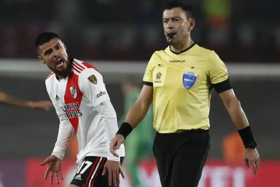 El encargado del VAR en River-Vélez había sido suspendido en Brasil por mal manejo de la tecnología