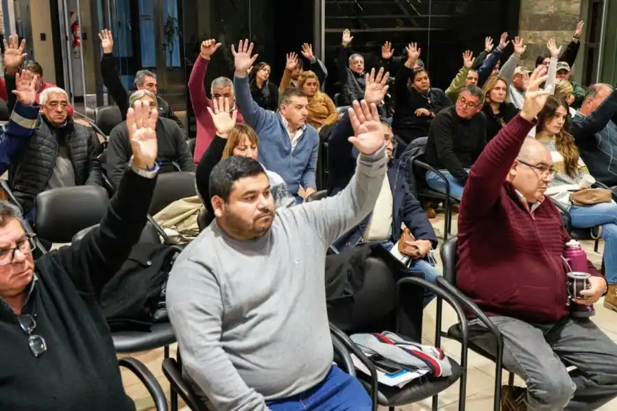 Hubo acuerdo para municipales: adelantan el aumento previsto para julio y Festram anunció que levanta el paro