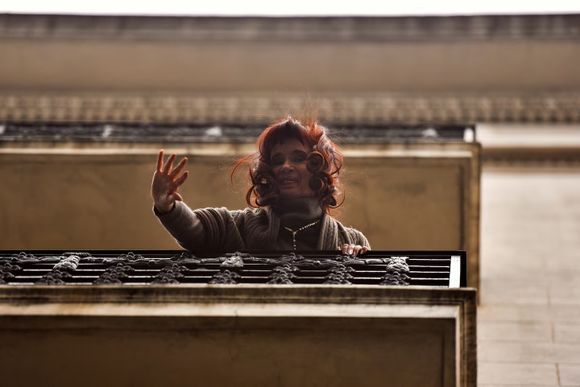 La Justicia autoriza a Cristina Kirchner a salir al balcón de su domicilio, pero con restricciones