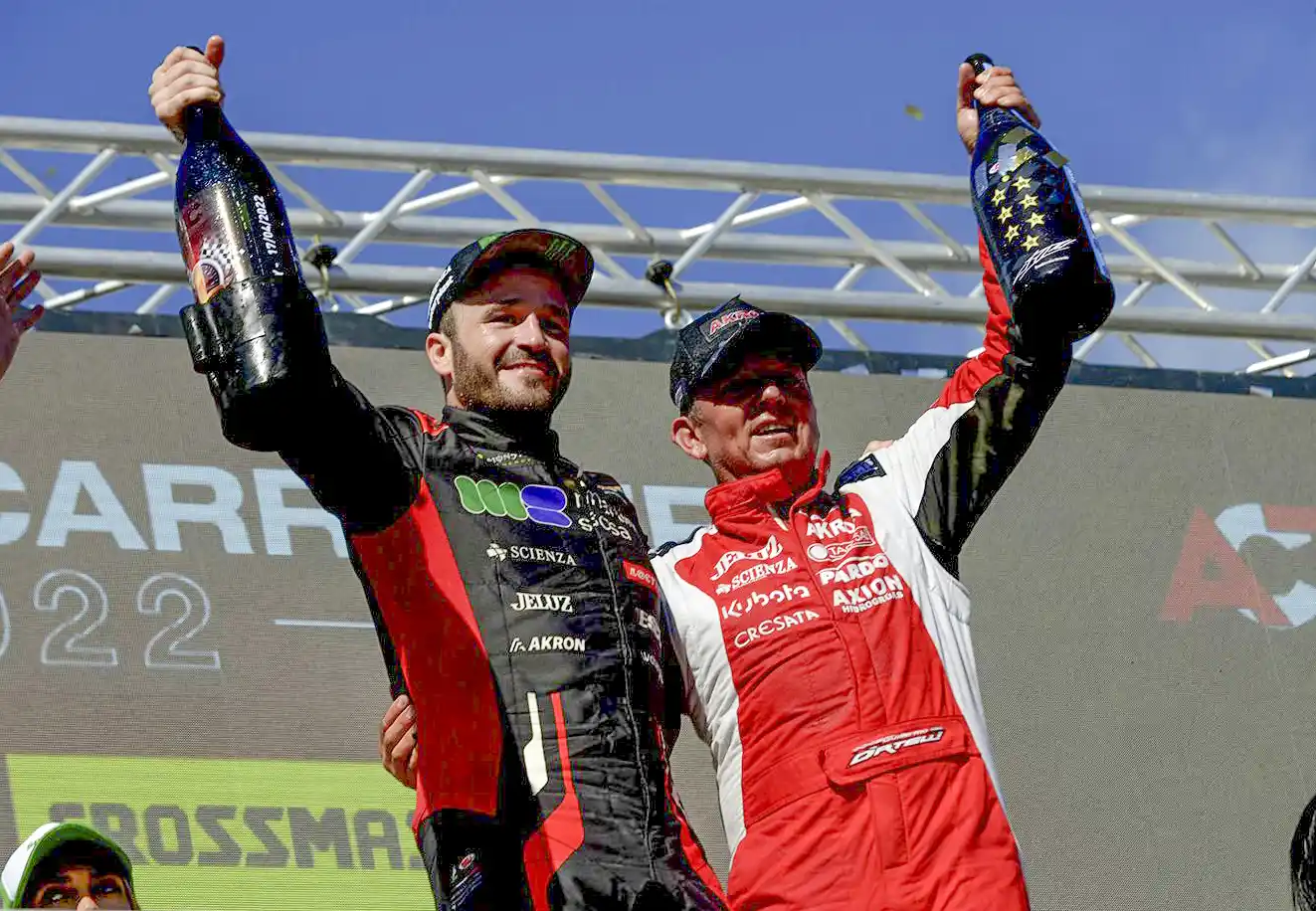 Canapino celebra en el podio junto a Ortelli.