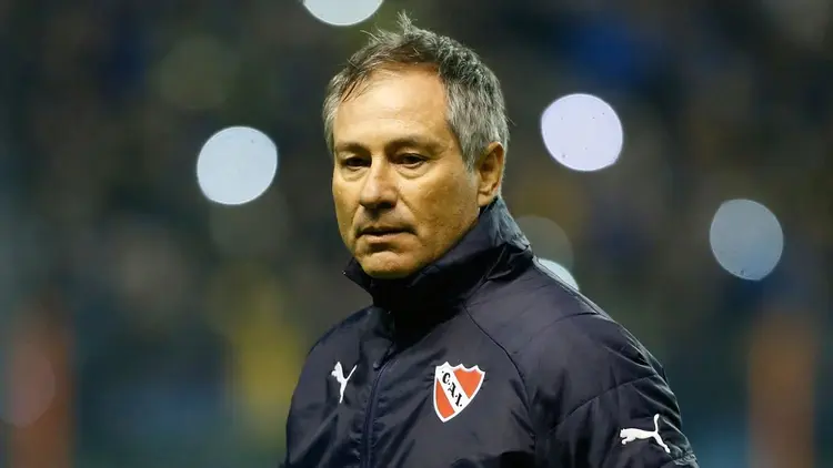 Holan dejó de ser DT de Independiente