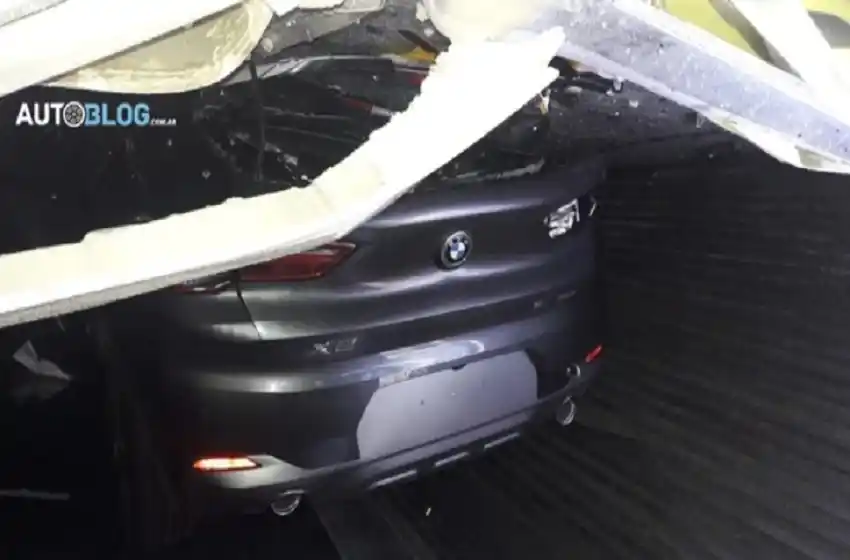 Una torre de contenedores destrozó autos de lujo