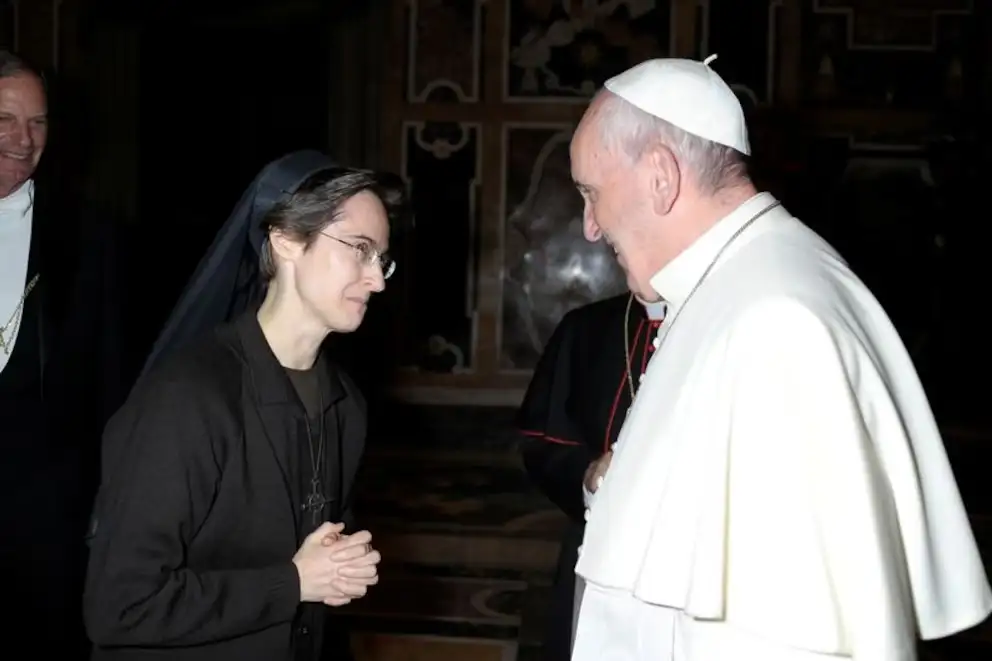 La monja italiana Sor Raffaella Petrini, fue la primera mujer en ser nombrada como número dos de la gobernación de la Ciudad del Vaticano. 5 de noviembre de 2021. (Vatican Media/ REUTERS)