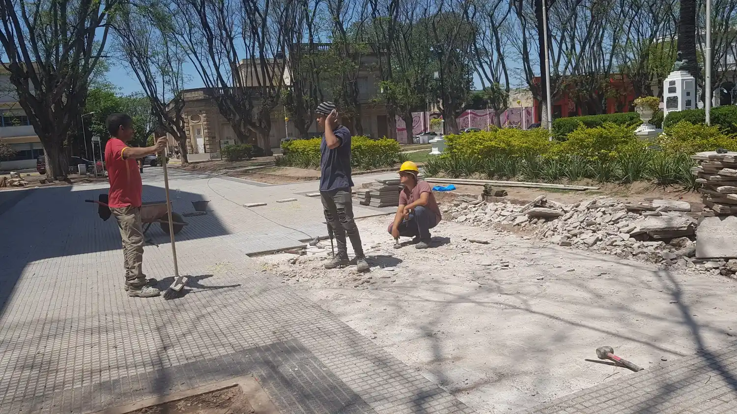 Personal de Grupo Alfa trabajaba este martes en la plaza.