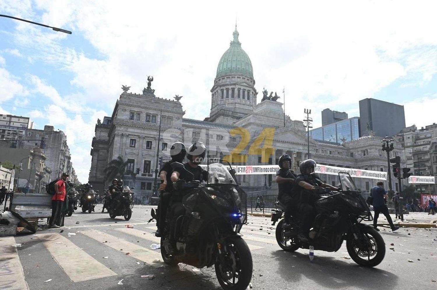 Hubo incidentes frente al Congreso en la marcha contra el acuerdo con el FMI