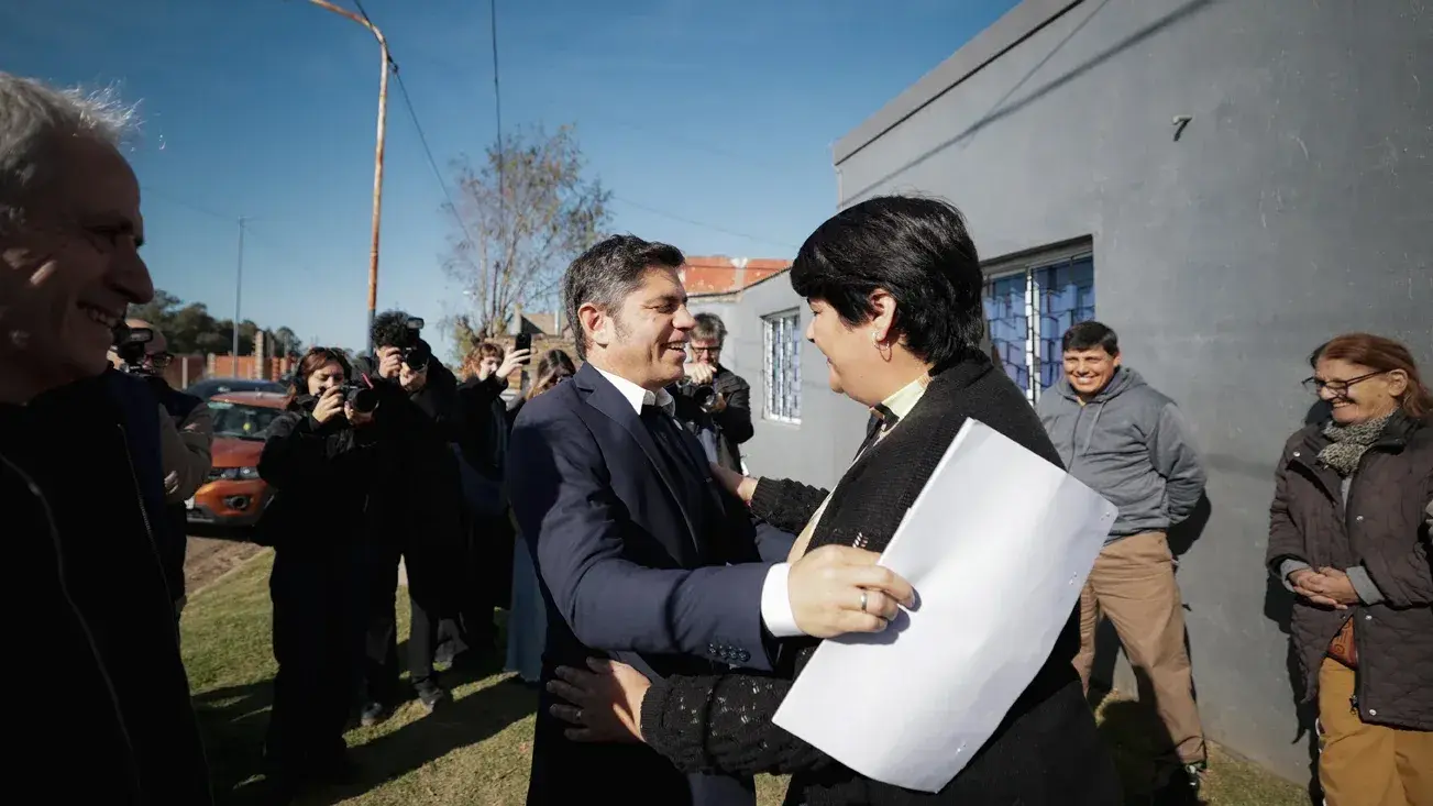 Kicillof junto a vecinos del distrito de Chascomús.