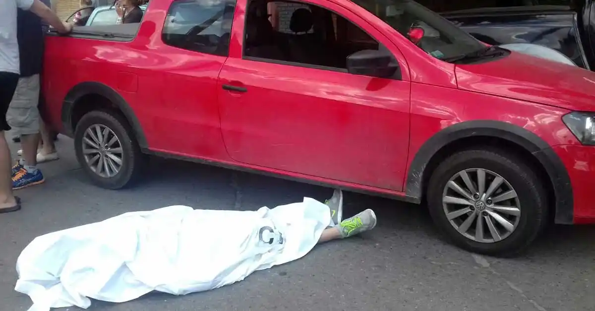 Un hombre murió mientras conducía y embistió una moto