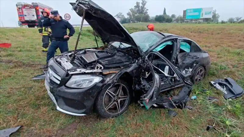 Accidente fatal en la Autovía: Un auto cruzó de carril y chocó de frente con un camión