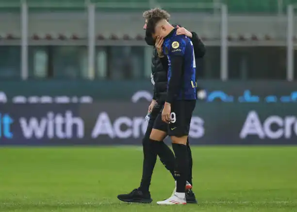 Correa se retira lesionado.