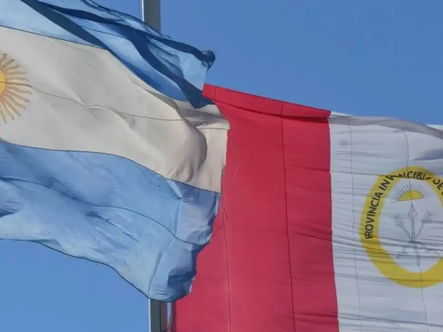 El presidente busca votos bajando precios y pide reducir impuestos. Los gobernadores presionan por recursos federales para encarar la obra pública que supone beneplácito social y sufragios. Crédito: Mauricio Garín.