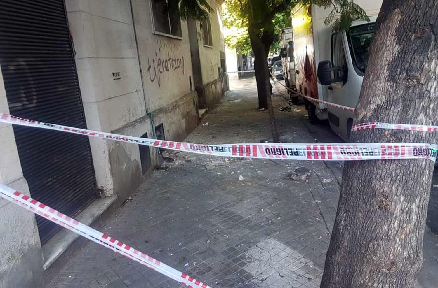 Cayó una mampostería en Sarmiento y Montevideo e hirió a una mujer en la cabeza