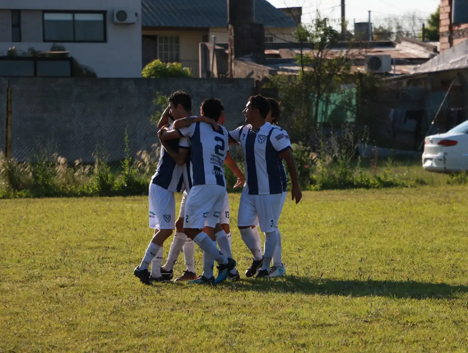 Primera B: La Vencedora goleó a Sporting y sueña con el primer ascenso