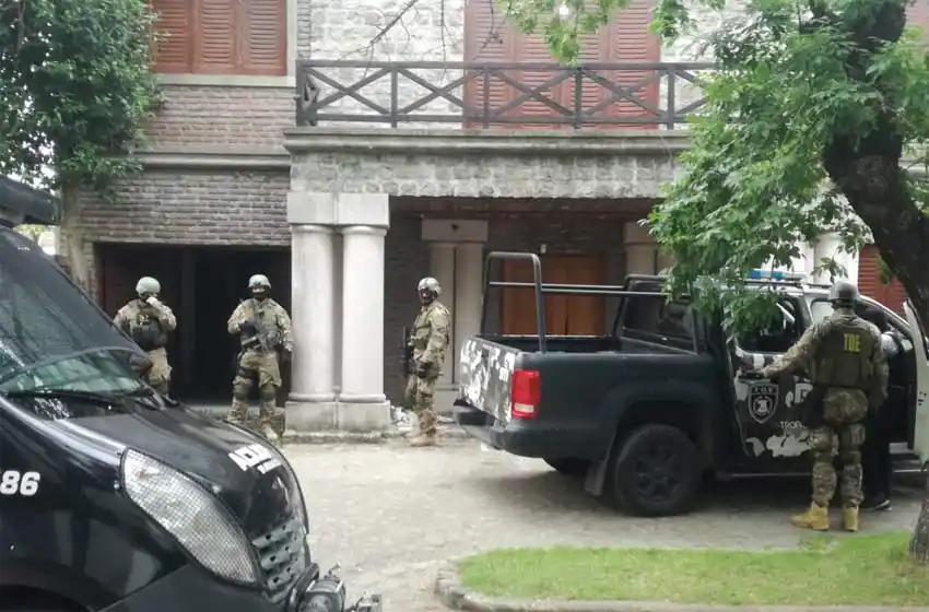 Con un gran despliegue, allanan la casa donde asesinaron a Ema Pimpi Sandoval