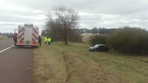 Bomberos rescataron a un hombre atrapado tras despiste en la 14