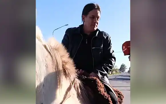 Elecciones en Pergamino: Un candidato libertario fue a votar montado a caballo