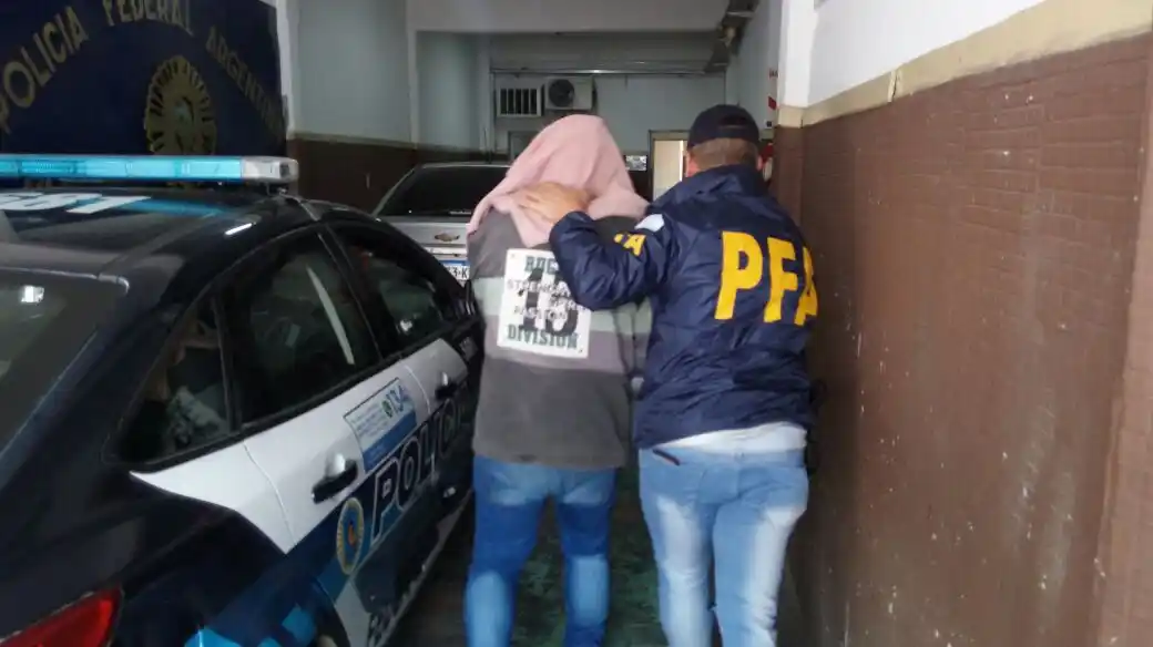 Lanús: Detienen a empleado de una escuela por tener un vivero de marihuana en su casa
