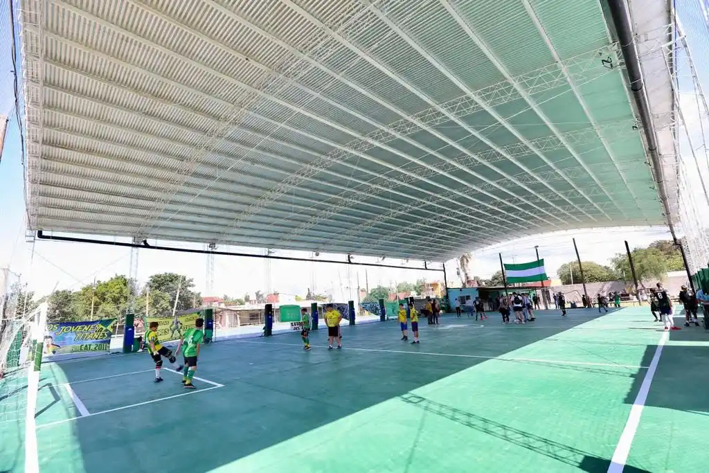 Esteban Echeverría: Municipio continúa con la construcción de techos parabólicos en entidades deportivas
