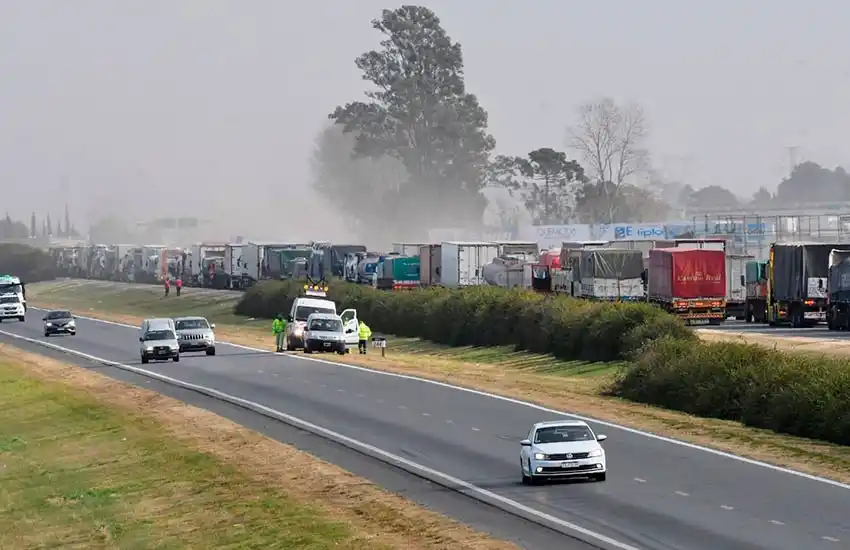 Reclamo de transportistas autoconvocados: «A la situación la vamos a agravar nosotros o la inexistencia del combustible va a empujar a que se agrave»