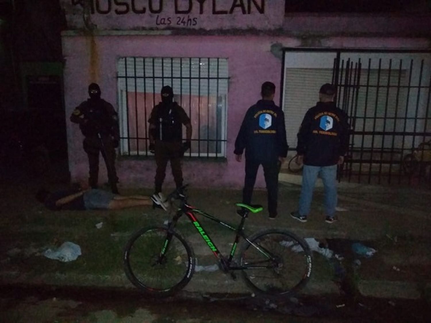 Un detenido durante un procedimiento por narcomenudeo