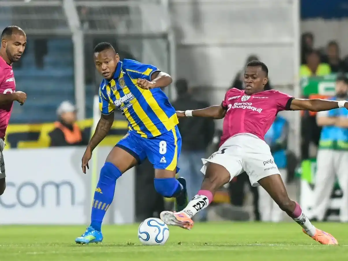 Un intento ofensivo del colombiano Campaz.