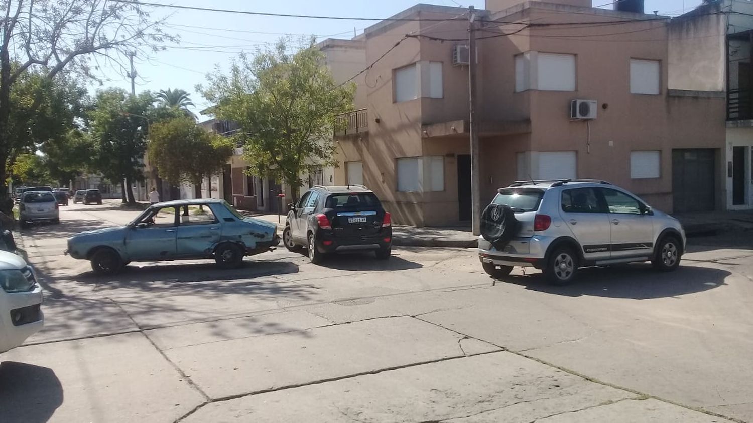 Fuerte choque entre dos autos en la intersección de Doello Jurado y Rucci