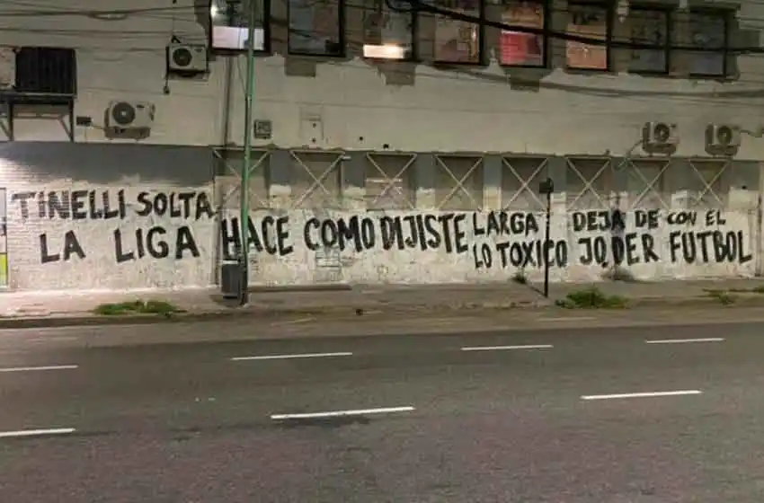 Clima caliente por la presidencia de la Liga Profesional de Fútbol: aparecieron pintadas contra Tinelli