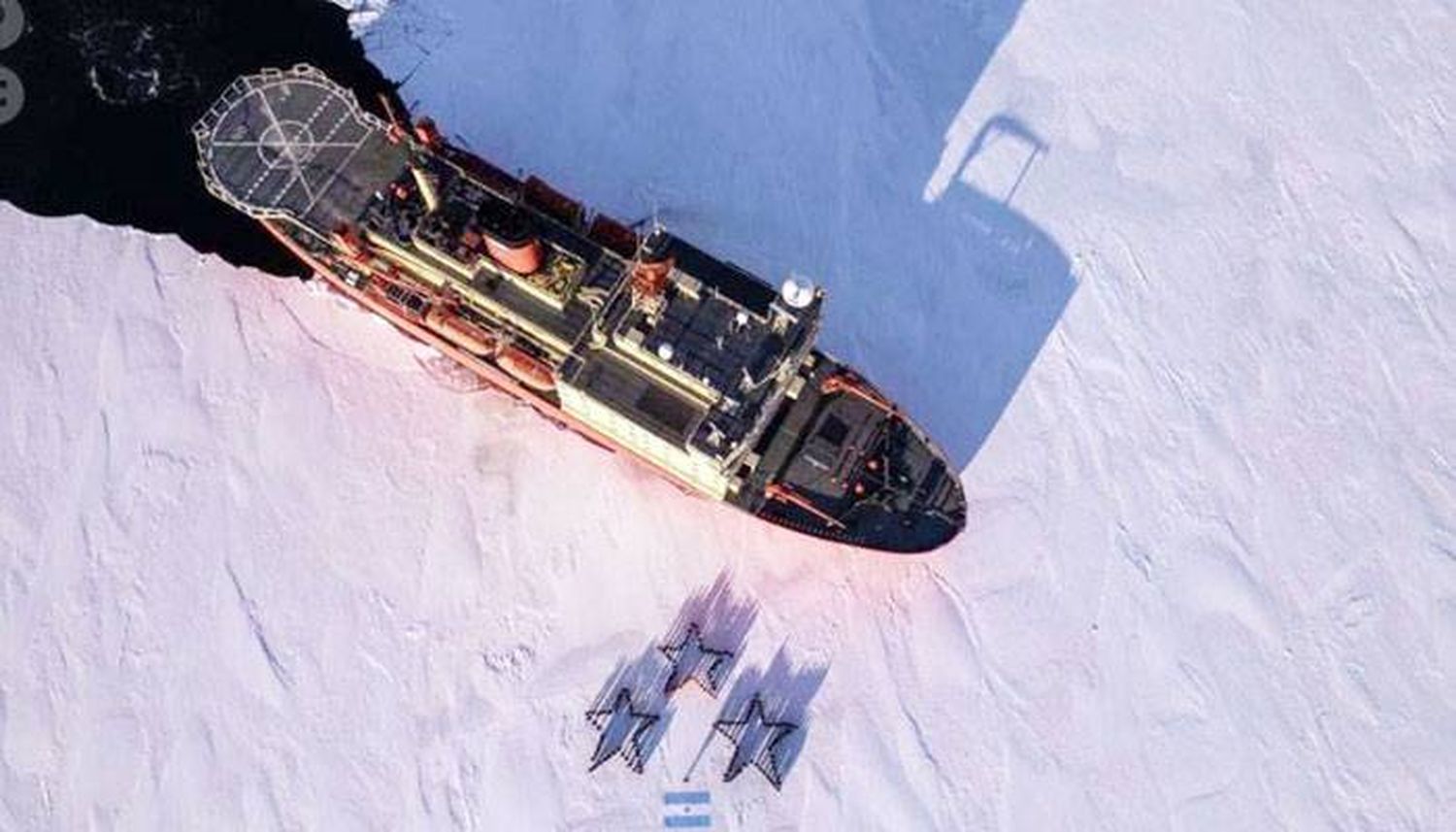 Los tripulantes del Irízar �Sdibujaron⬝ en el hielo   tres estrellas en honor a la Scaloneta