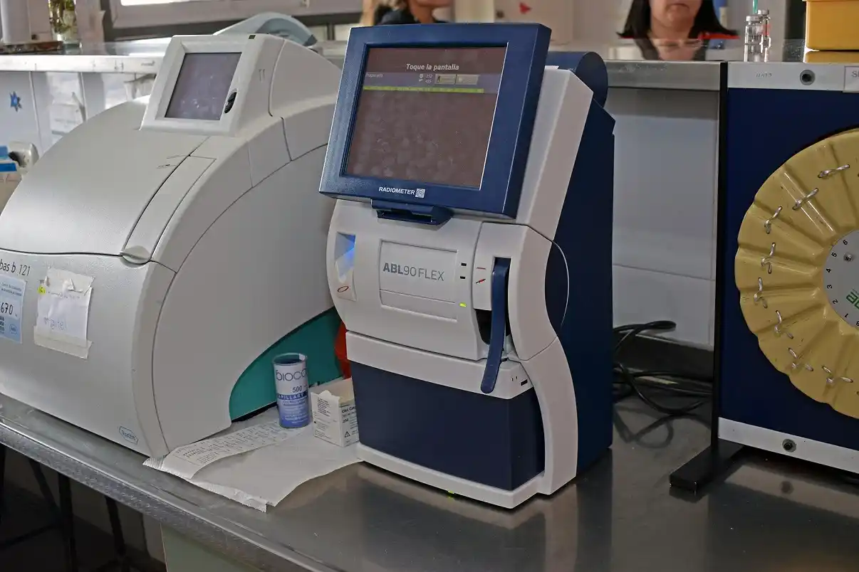 El Ministerio entregó un equipo de Laboratorio al Hospital Centenario