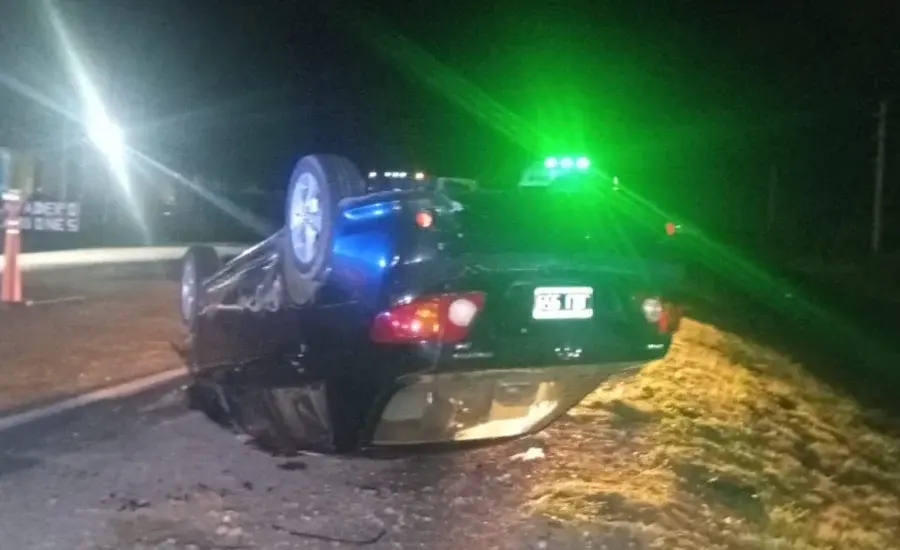 Un choque entre un camión y un auto terminó con un conductor herido en la ruta A012.